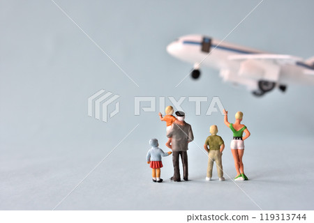 一家人向飛機揮手道別的照片 一家人向飛機揮手道別的照片 119313744