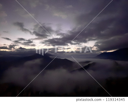 一生至少要去一次的瀧雲絕景 一生至少要去一次的瀧雲絕景 119314345