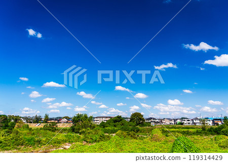 秋天的藍天和住宅區 秋天的藍天和住宅區 119314429