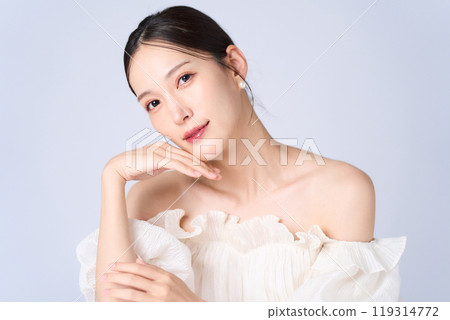 Young woman with a gentle expression 119314772