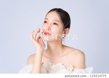 一個表情溫柔的年輕女子 119314775