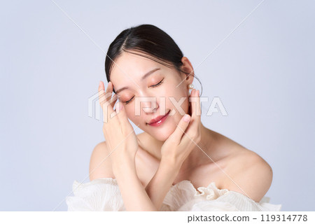 Young woman with a gentle expression 119314778