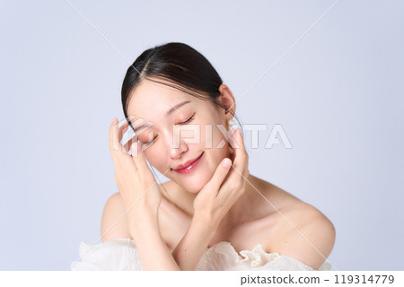 Young woman with a gentle expression 119314779