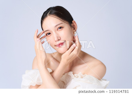 一個表情溫柔的年輕女子 119314781