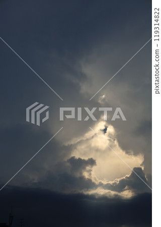 夏季積雨雲和建築輪廓 夏季積雨雲和建築輪廓 119314822