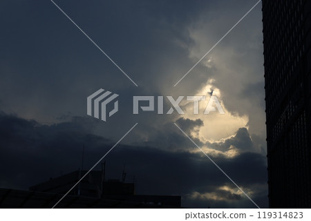 夏季積雨雲和建築輪廓 119314823