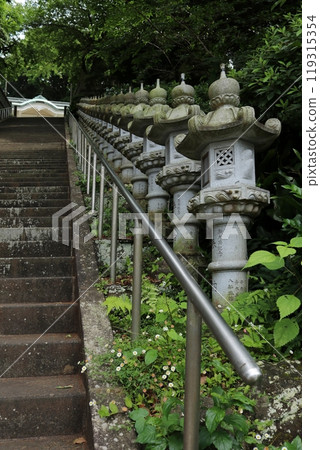 Large stone steps and stone lantern Large stone steps and stone lantern 119315354
