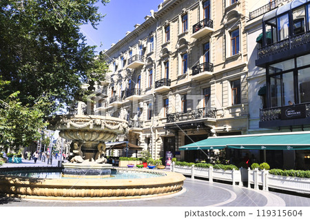 巴庫老城城牆城市的美麗街道 119315604