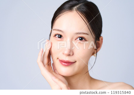 Young woman with a gentle expression 119315840