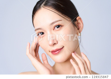 Young woman with a gentle expression 119315847