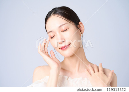 Young woman with a gentle expression 119315852