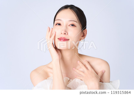 一個表情溫柔的年輕女子 119315864