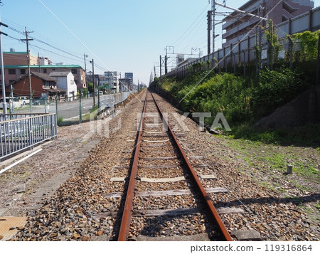 廢棄鐵路線上生鏽的鐵軌 119316864