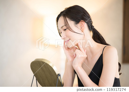 A woman uses yellow light to care for her skin before going to bed 119317274
