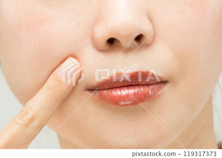 The woman points to the Toyorei Line. The woman points to the Toyorei Line. 119317373