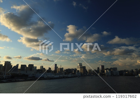 從彩虹橋看到的東京灣和建築物的黃昏和夜景 從彩虹橋看到的東京灣和建築物的黃昏和夜景 119317602