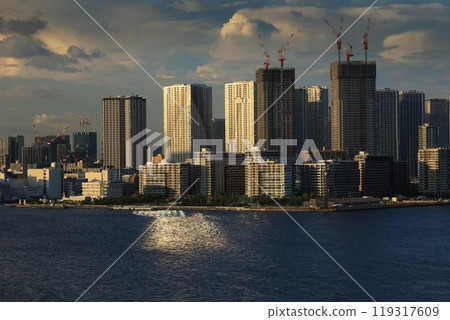 Tokyo Bay and buildings seen from Rainbow Bridge - Evening and night view 119317609