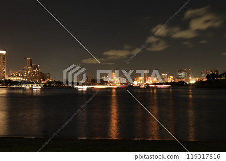 Night view of buildings and houseboat lights reflected in the sea in front of Odaiba Park Night view of buildings and houseboat lights reflected in the sea in front of Odaiba Park 119317816