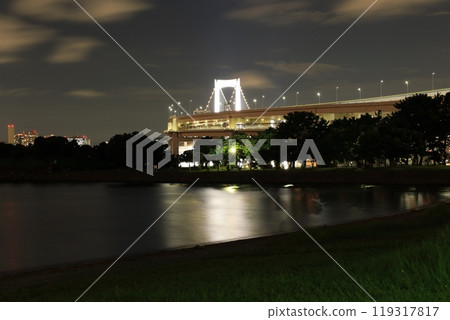 Night view of buildings and houseboat lights reflected in the sea in front of Odaiba Park Night view of buildings and houseboat lights reflected in the sea in front of Odaiba Park 119317817