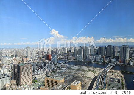 俯瞰築地市場舊址和築島建築區的夏季景觀。 俯瞰築地市場舊址和築島建築區的夏季景觀。 119317946
