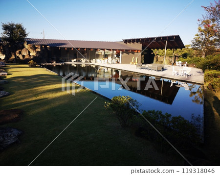 Western-style building reflected on the water surface 119318046