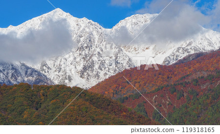 Autumn foliage of the mountains in the Northern Alps, Hakuba Village, Nagano Prefecture 119318165