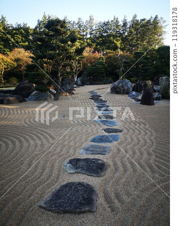 A dry landscape garden in a dry landscape garden 119318178