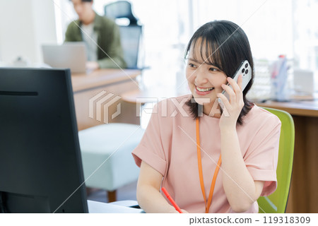 Business woman working in the office 119318309