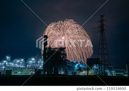 新潟縣片貝鎮煙火大會是與工廠夜景合作發射方形球的吉尼斯世界最佳煙火大會的照片 新潟縣片貝鎮煙火大會是與工廠夜景合作發射方形球的吉尼斯世界最佳煙火大會的照片 119318600