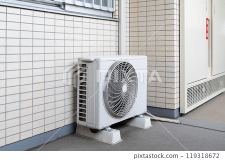 安裝在公寓大樓走廊的空調室外機 119318672