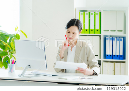 Business woman working in the office 119318922