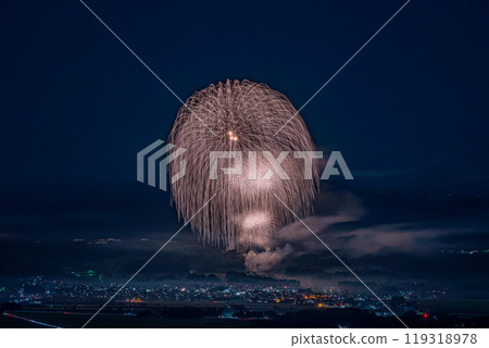 The Katakai Town Fireworks Festival in Niigata Prefecture is the Guinness World Record for the largest fireworks festival in the world, with 400,000 fireworks. A bird's-eye view shot from the mountain. The Katakai Town Fireworks Festival in Niigata Prefecture is the Guinness World Record for the largest fireworks festival in the world, with 400,000 fireworks. A bird's-eye view shot from the mountain. 119318978