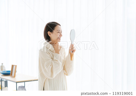 A woman in her 30s having her teeth checked 119319001