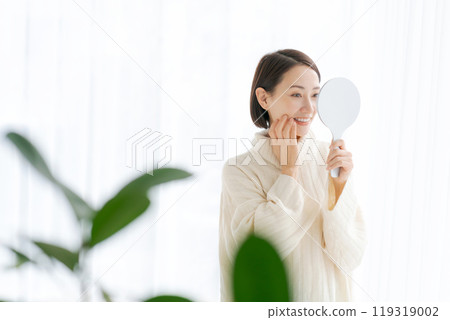 A woman in her 30s having her teeth checked A woman in her 30s having her teeth checked 119319002