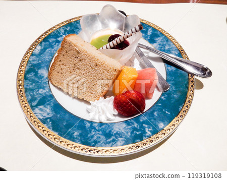 Cake and fruit sweets 119319108
