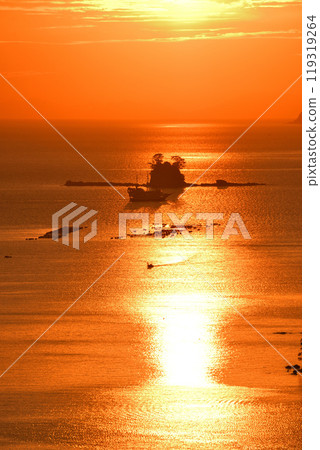 Evening scenery of Kujuku Island 119319264