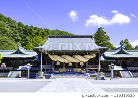 Miyajidake Shrine (Fukutsu City, Fukuoka Prefecture), home to the largest shimenawa rope in Japan Miyajidake Shrine (Fukutsu City, Fukuoka Prefecture), home to the largest shimenawa rope in Japan 119319520