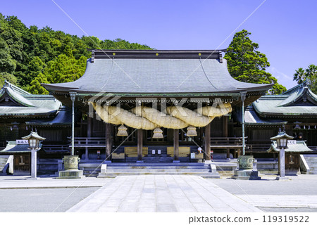 Miyajidake Shrine (Fukutsu City, Fukuoka Prefecture), home to the largest shimenawa rope in Japan Miyajidake Shrine (Fukutsu City, Fukuoka Prefecture), home to the largest shimenawa rope in Japan 119319522