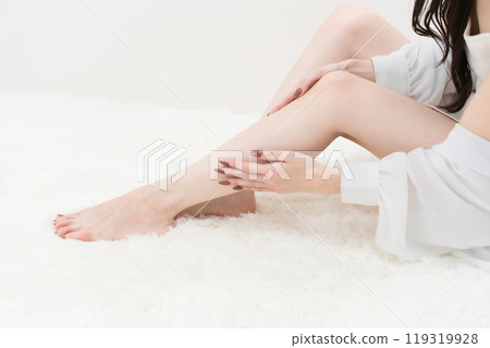 年輕女子揉小腿、剪零件、除毛 年輕女子揉小腿、剪零件、除毛 119319928