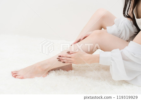 年輕女子揉小腿、剪零件、除毛 年輕女子揉小腿、剪零件、除毛 119319929