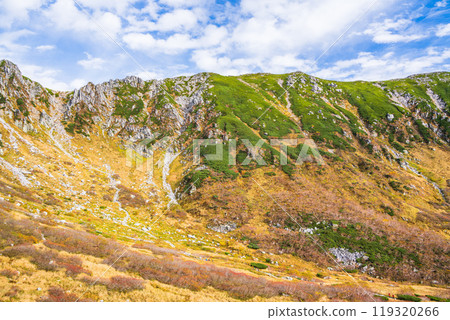 [Nagano Prefecture] Beautiful autumn foliage at Senjojiki Cirque in the fall 119320266