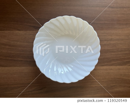 天然木桌上的白色圓盤 天然木桌上的白色圓盤 119320549