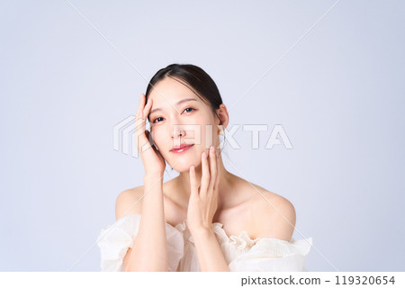 Young woman with a gentle expression 119320654