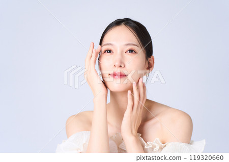 一個表情溫柔的年輕女子 119320660
