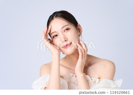 一個表情溫柔的年輕女子 119320661
