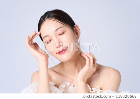 Young woman with a gentle expression 119320662