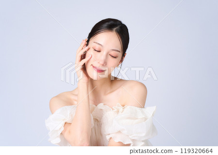 一個表情溫柔的年輕女子 119320664