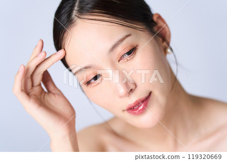 Young woman with a gentle expression 119320669