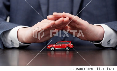 保護他的汽車的商人的手 保護他的汽車的商人的手 119321483