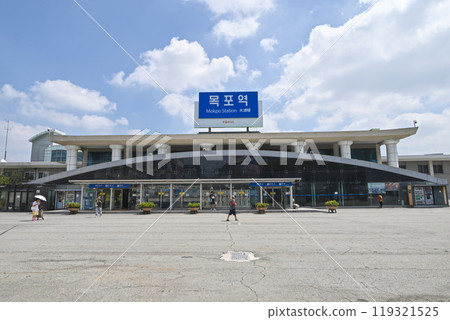 The station building of Mokpo Station, the terminal station of the Honam Line [Mokpo City, Korea] 119321525